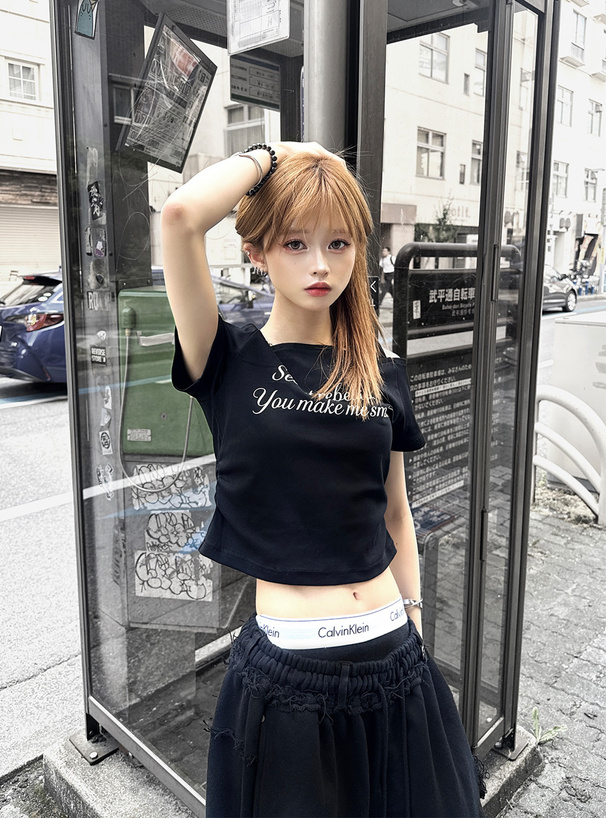 ロゴプリントオフショルダートップス