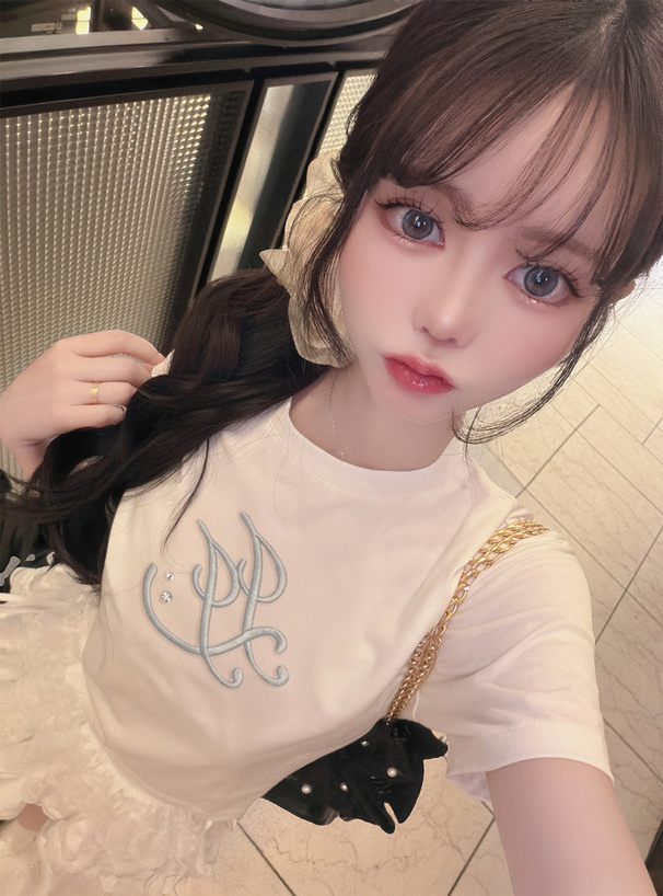 立体刺繍ロゴビジューTシャツ