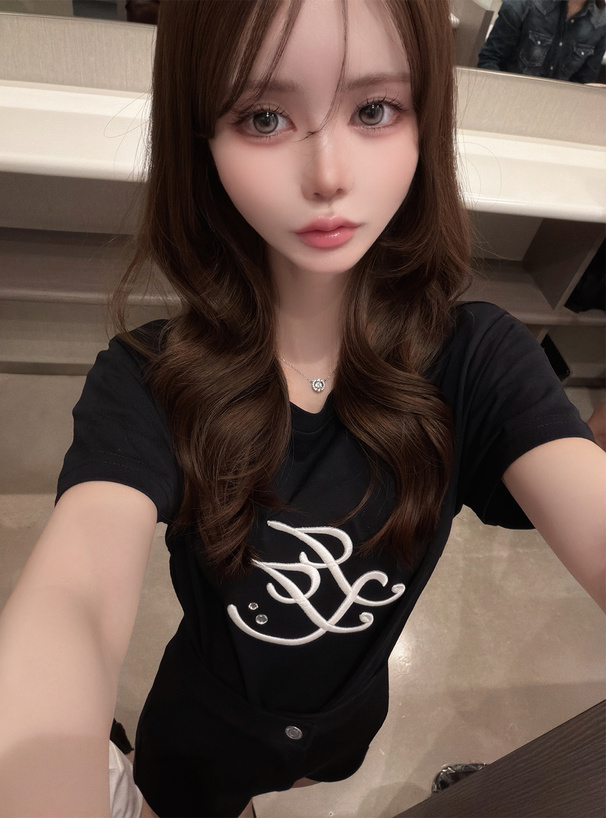 立体刺繍ロゴビジューTシャツ