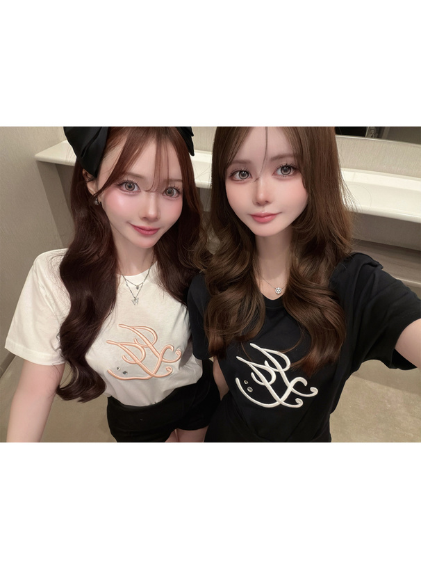 立体刺繍ロゴビジューTシャツ