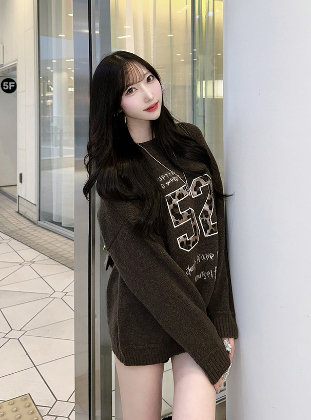 レオパード柄ナンバーロゴニットトップス