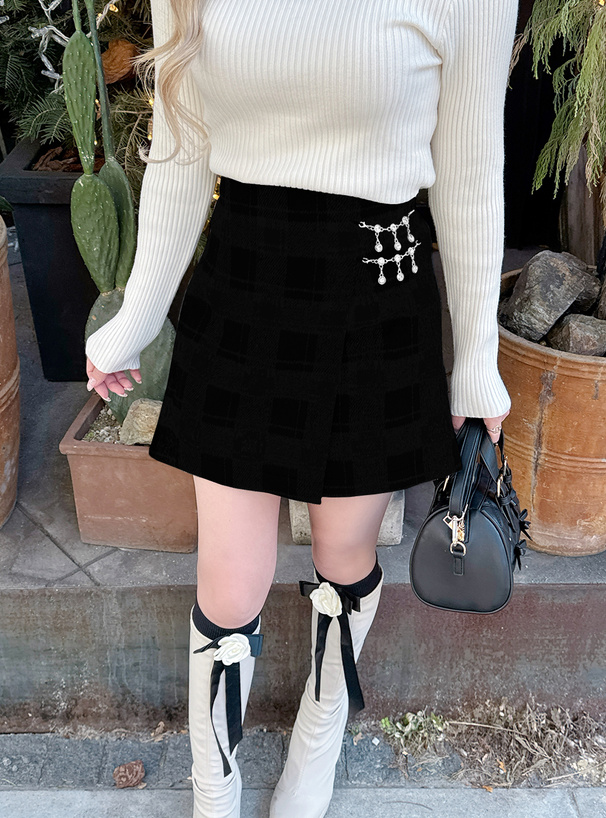 チャーム付きラップ風台形キュロット