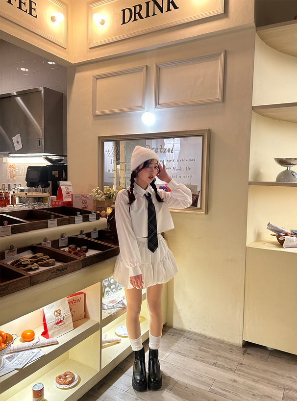 チェック柄ネクタイ付きショート丈ブラウス