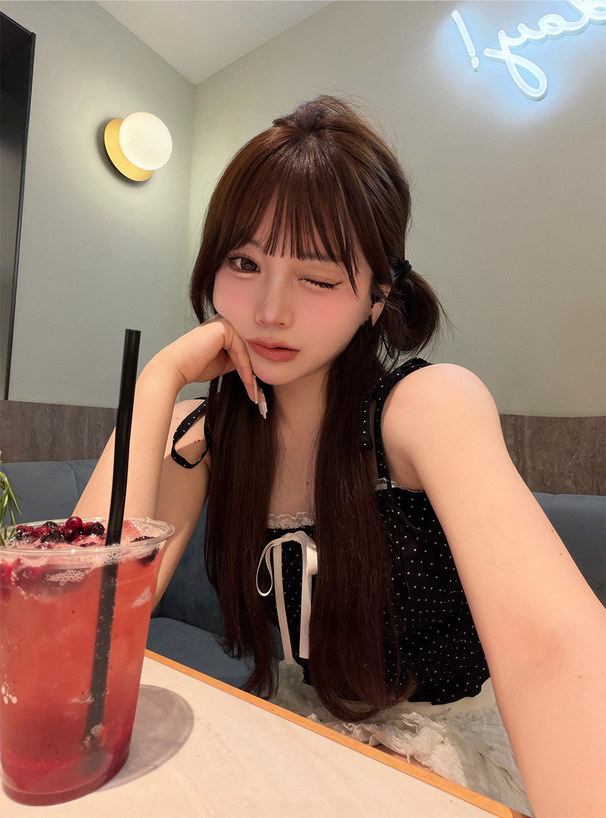 ドット柄ショルダーリボンシャーリングキャミソールトップス