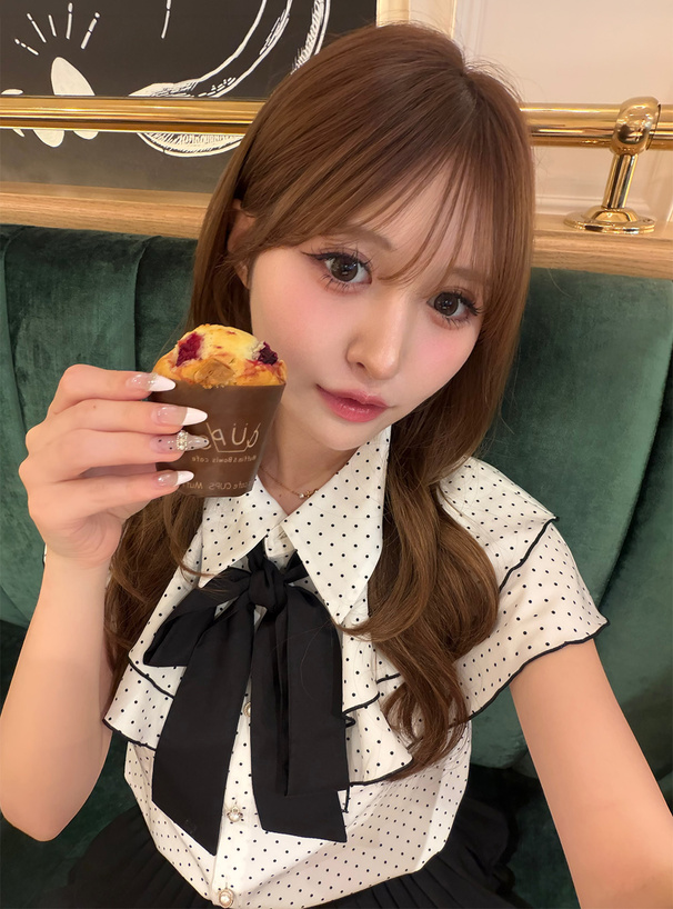 リボンタイ付きドット柄ダブルフリルブラウス