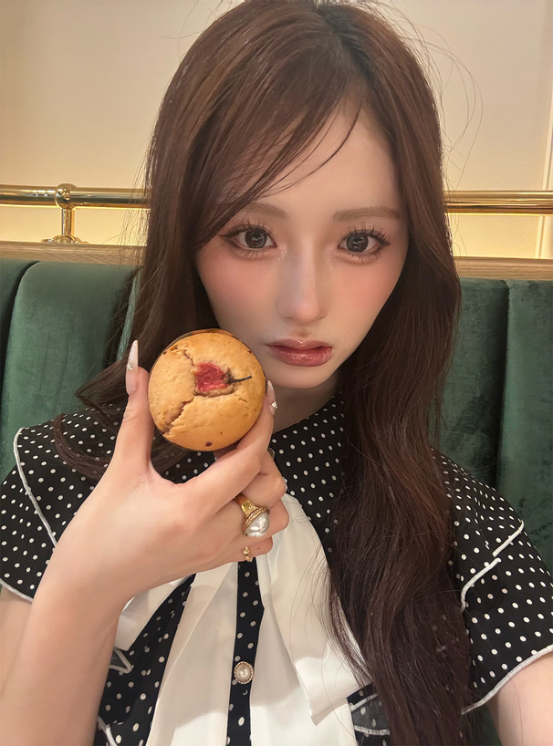 リボンタイ付きドット柄ダブルフリルブラウス