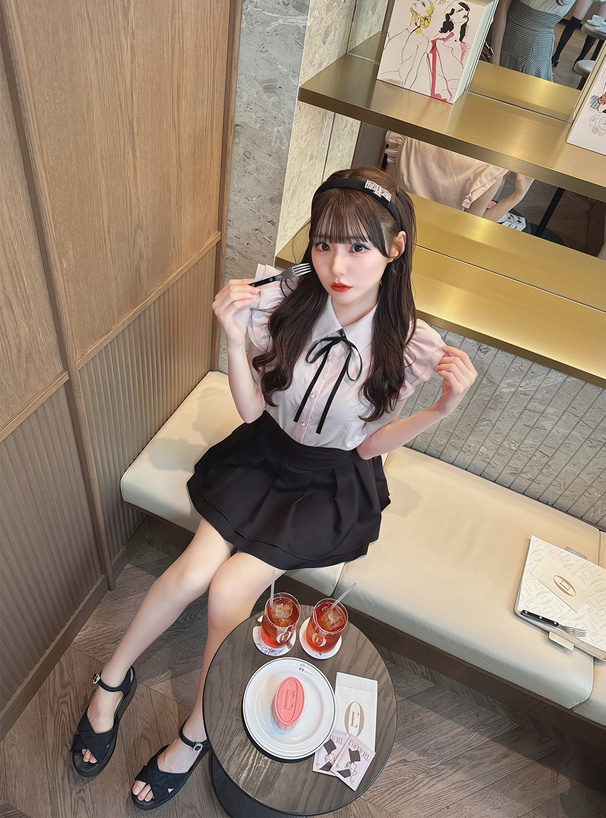タイ付きダブルフリルノースリーブブラウス