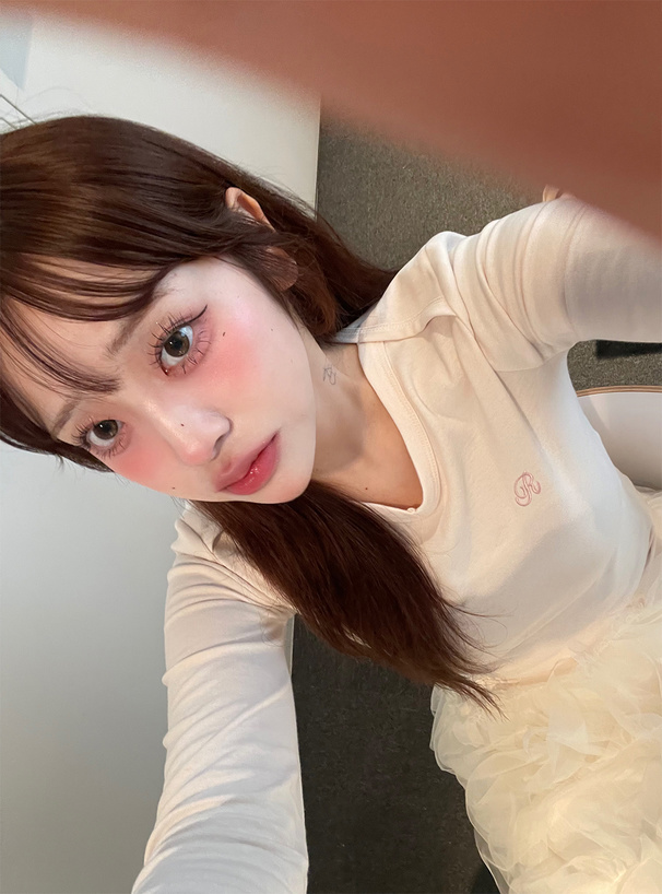 Vネックロゴ刺繍トップス