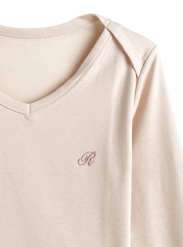 Vネックロゴ刺繍トップス