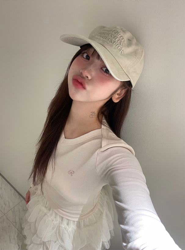 Vネックロゴ刺繍トップス