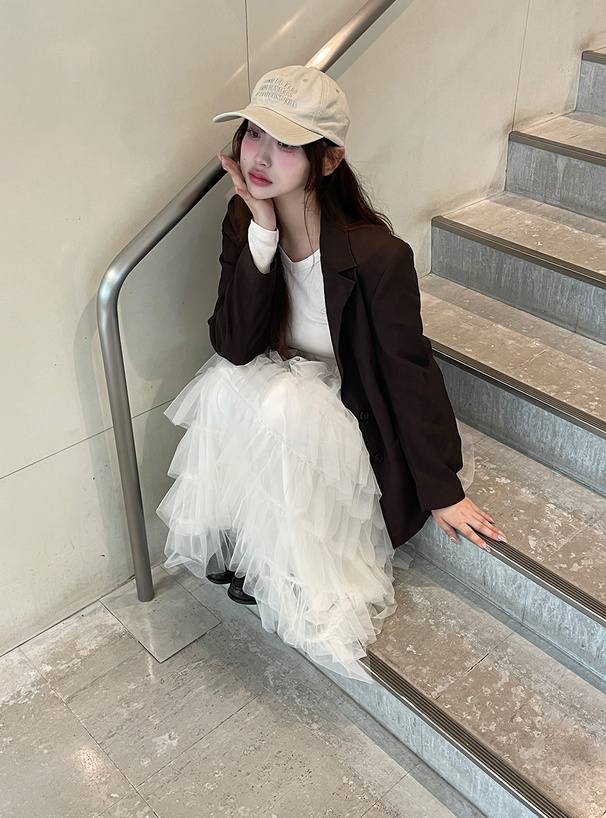 Vネックロゴ刺繍トップス