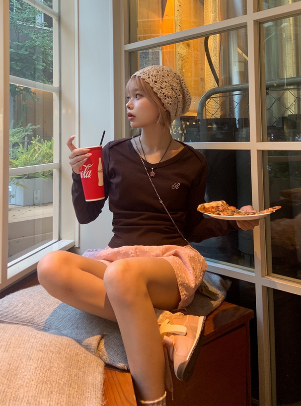 Vネックロゴ刺繍トップス