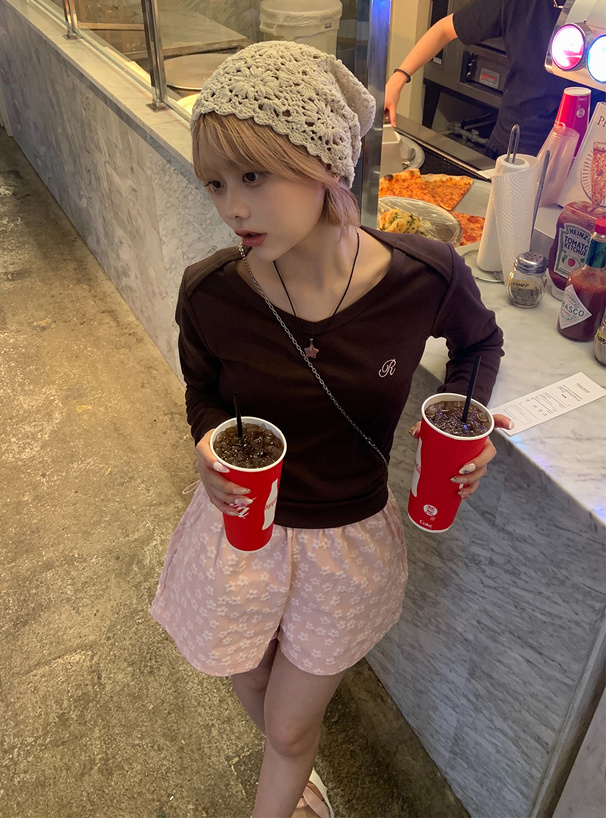 Vネックロゴ刺繍トップス