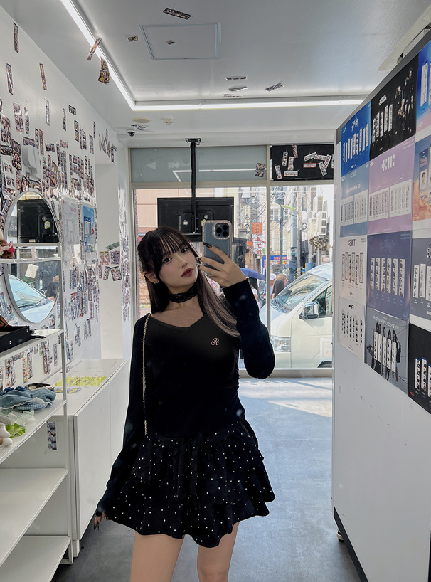 Vネックロゴ刺繍トップス