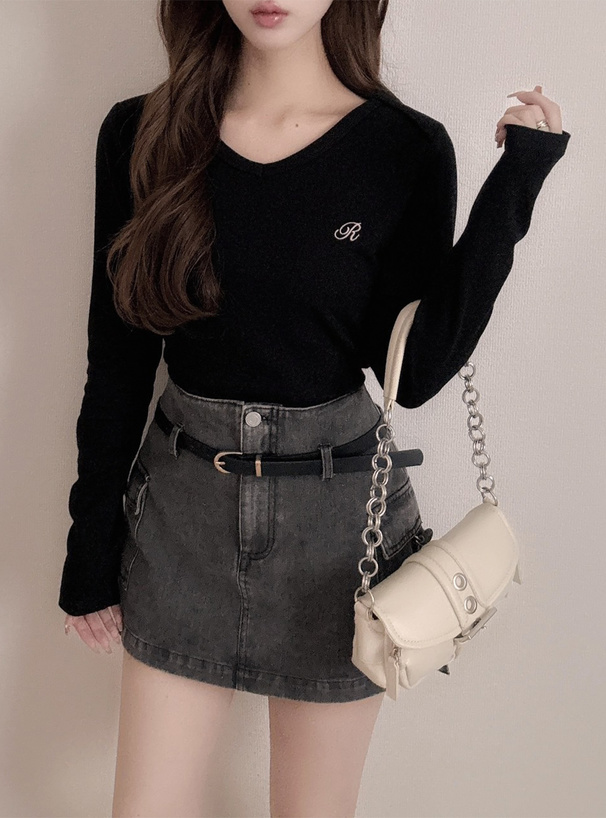 Vネックロゴ刺繍トップス