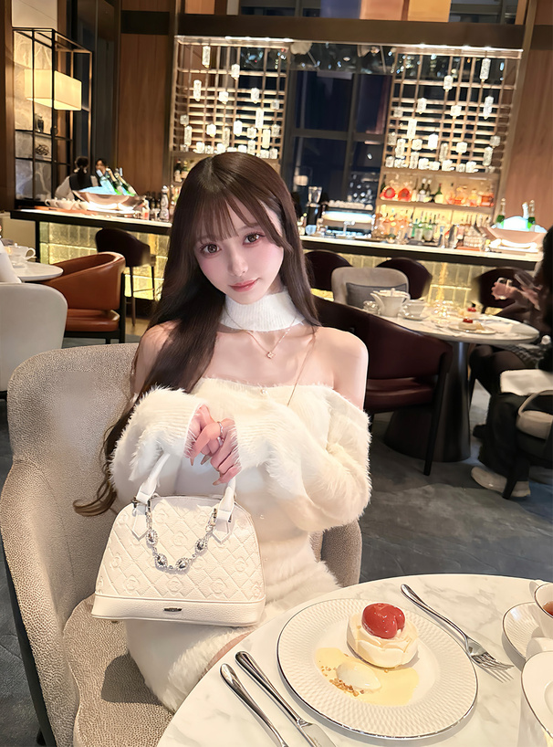 2Wayチャーム付きモノグラムバッグ