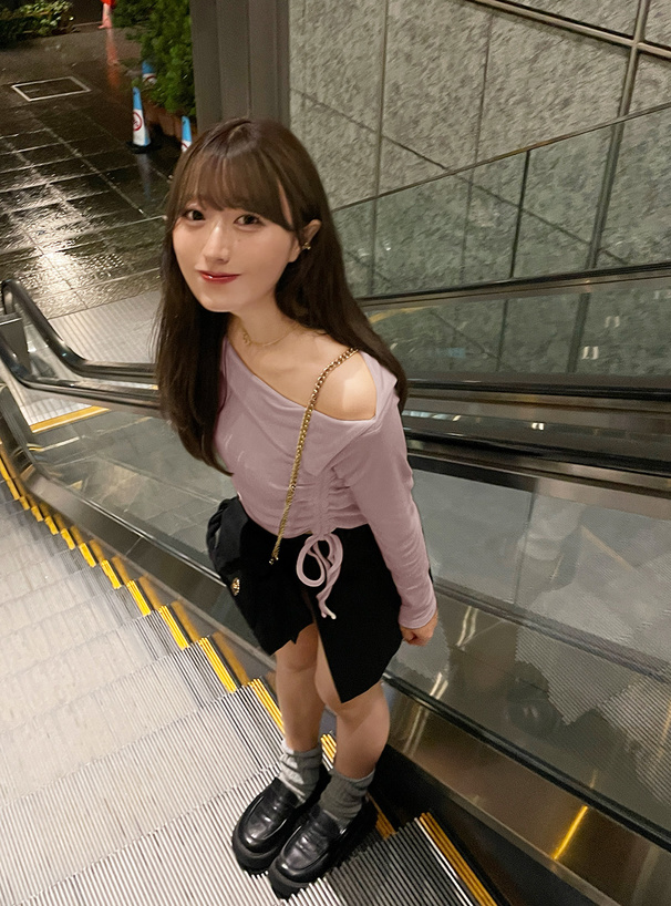 オフショルドロストテレコトップス