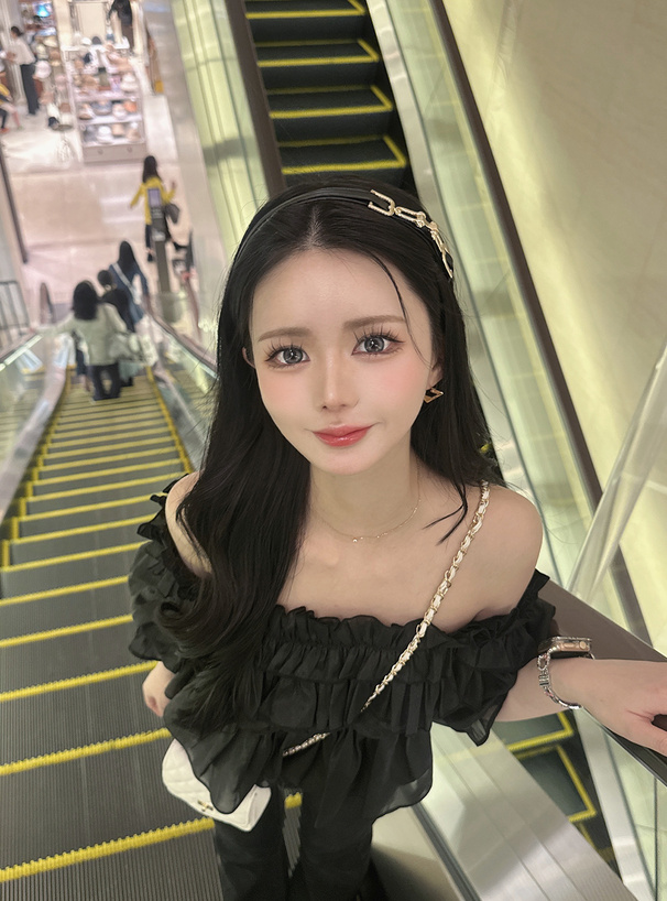 ラメシアーオフショルフリルブラウス