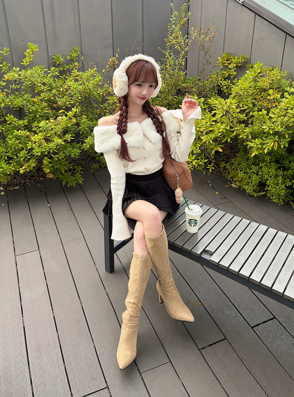 パールストラップ付きファーオフショルダーニットトップス