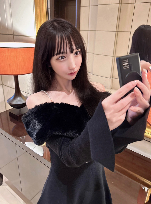 パールストラップ付きファーオフショルダーニットワンピース