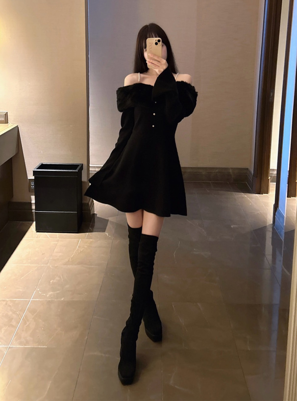 パールストラップ付きファーオフショルダーニットワンピース