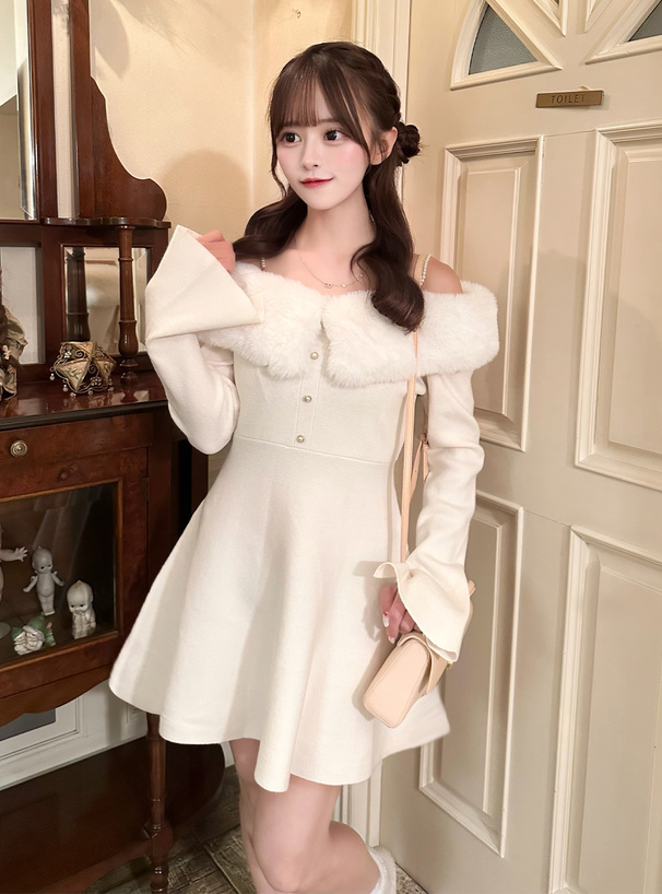 パールストラップ付きファーオフショルダーニットワンピース