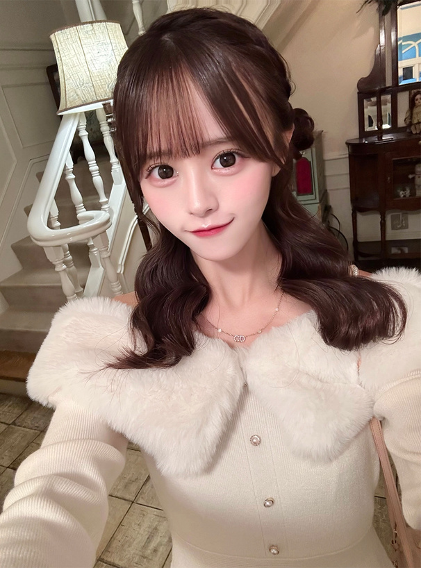 パールストラップ付きファーオフショルダーニットワンピース