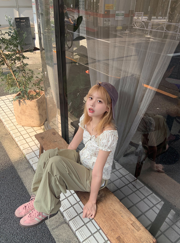 春夏お出かけにぴったり！花柄フリルトップス女子会コーデ 春夏】大人の花柄トップスコーデ。ちょうどいい着こなしとは