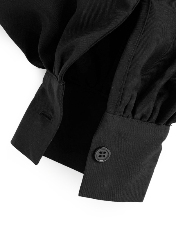 オープンショルダージップホルターネックシャツ