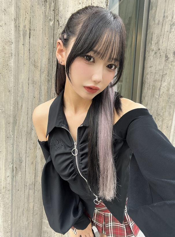 オープンショルダージップホルターネックシャツ