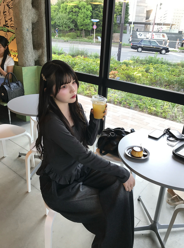 裾フリルスクエアネックトップス