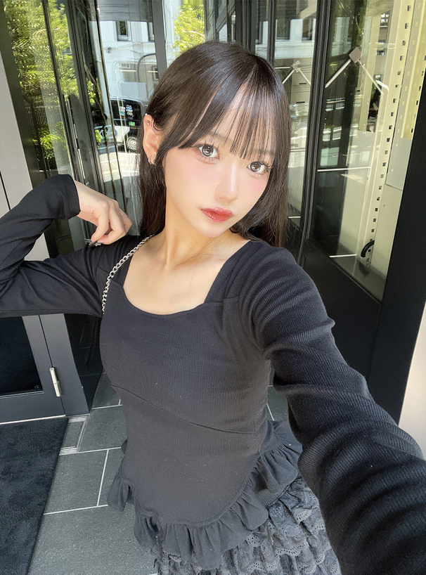 裾フリルスクエアネックトップス