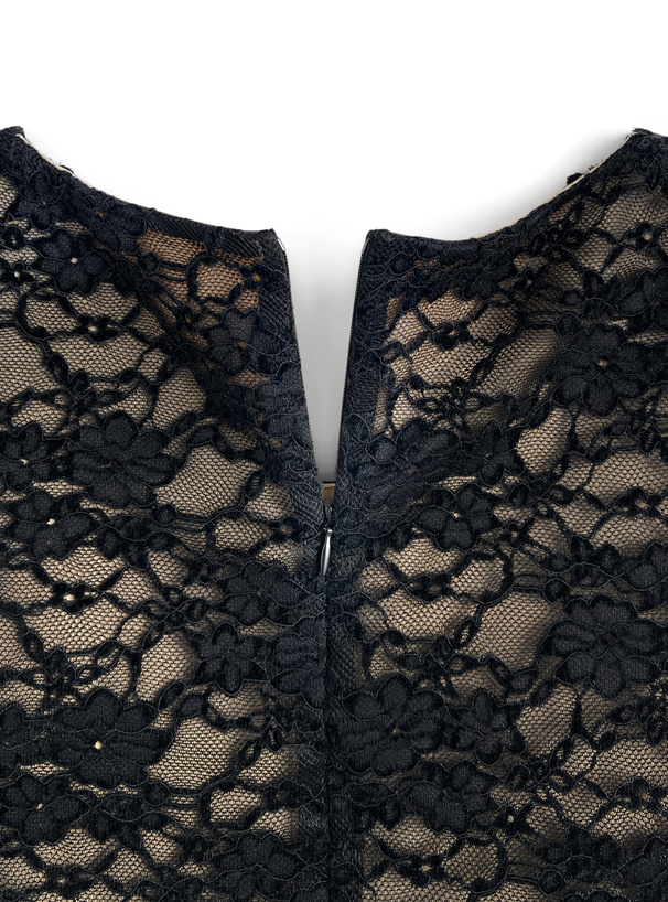 カップ付きVネックレーストップス