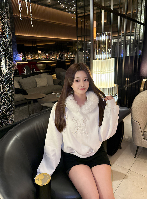 ファーフードロゴ刺繍スウェットパーカー