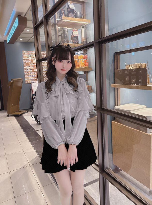 リボン付きラッフルフリルシアーブラウス