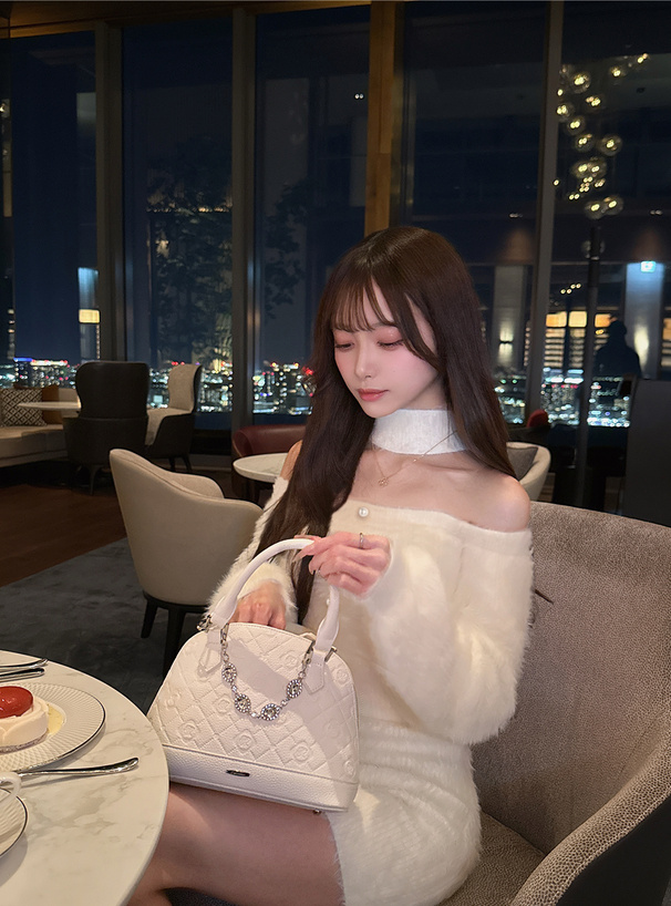 チョーカー風オフショルダーシャギーニットミニワンピース