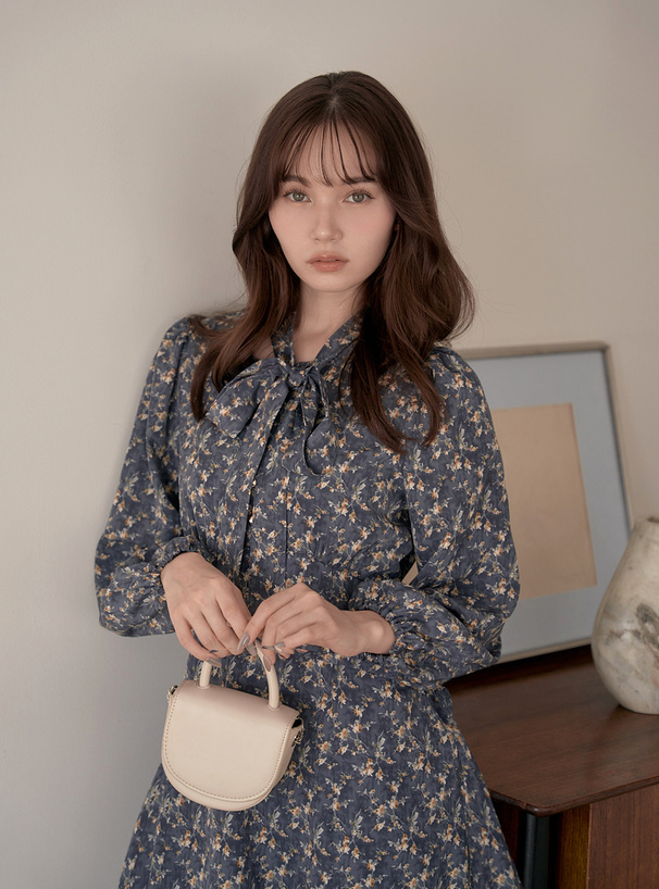 リボンタイ付き花柄ロングワンピース
