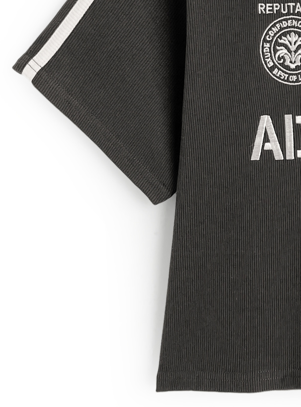 ユニフォーム風ロゴ刺繍Tシャツ