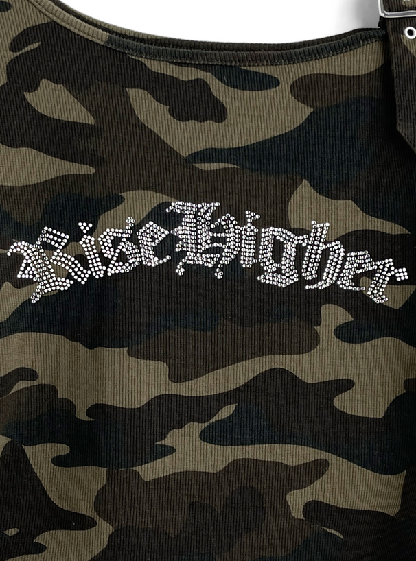 カモフラージュ柄ラインストーンロゴワンショルダートップス