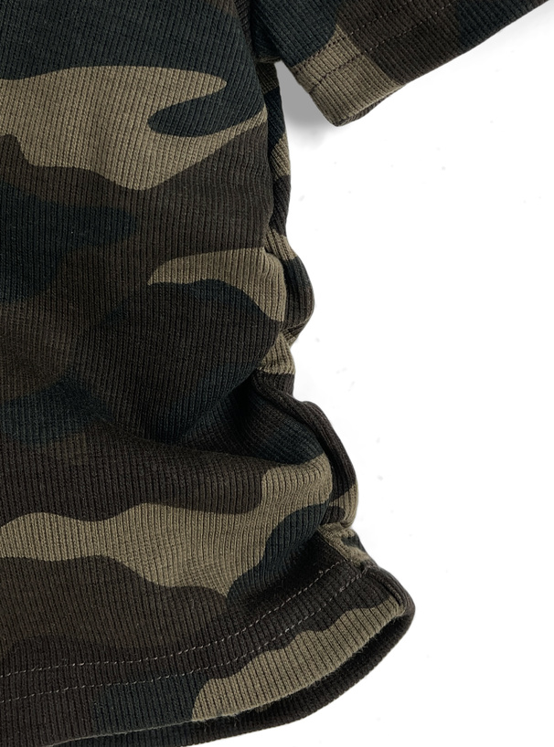 カモフラージュ柄ラインストーンロゴワンショルダートップス