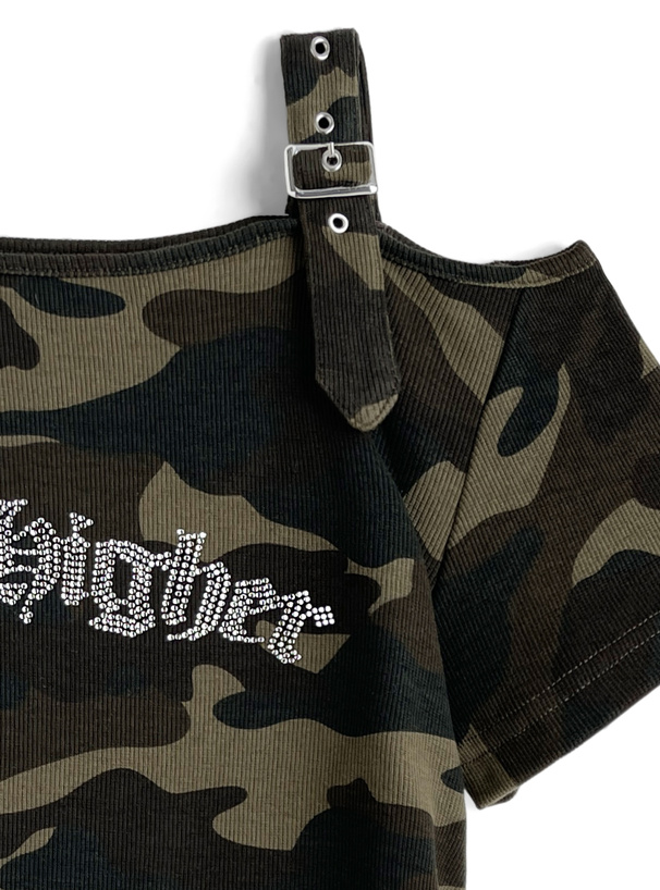 カモフラージュ柄ラインストーンロゴワンショルダートップス