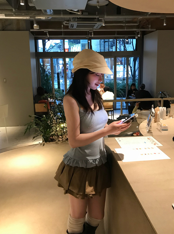 カップ付きラインストーンロゴフリルキャミソール