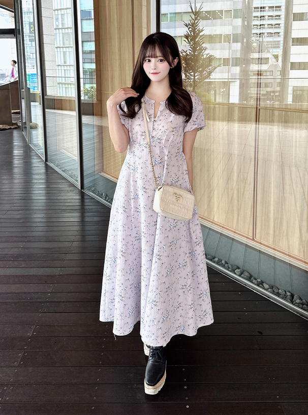 ボウタイ付き花柄ロングワンピース