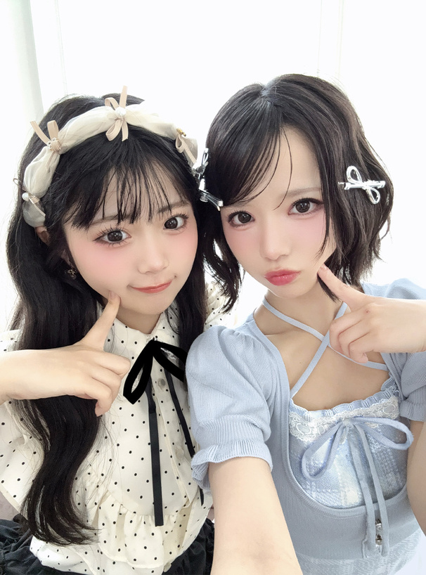 リボンタイ付きドット柄フリルノースリーブブラウス