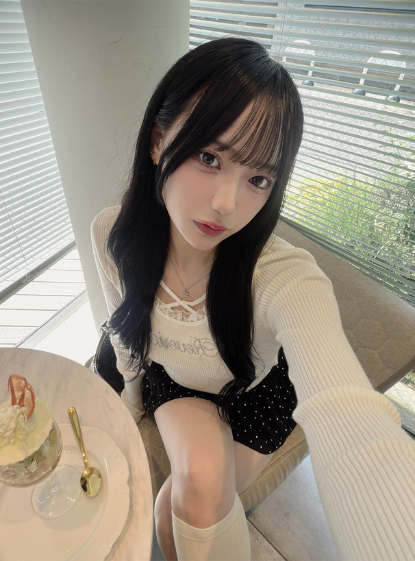 ラインストーンロゴフリルクロスネックリブニットトップス