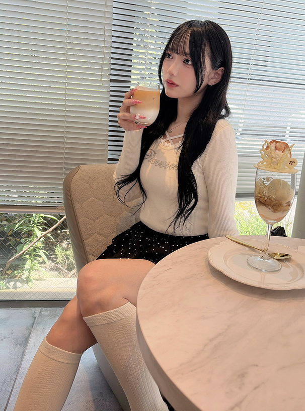 ラインストーンロゴフリルクロスネックリブニットトップス