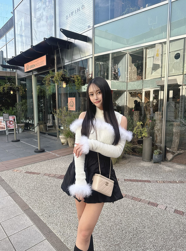 ファーショルダーオープンフェザーニットトップス