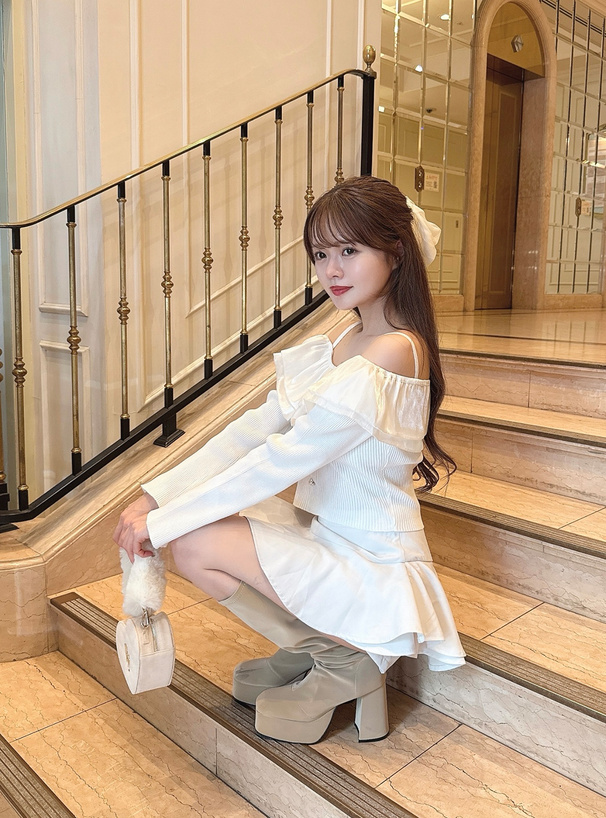 フリル付きオフショルダー ホワイトトップス 楽天市場】ホワイト フリル オフショルの通販