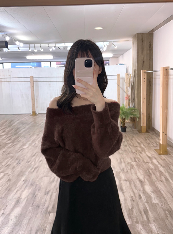 オフショルダーシャギーニットトップス