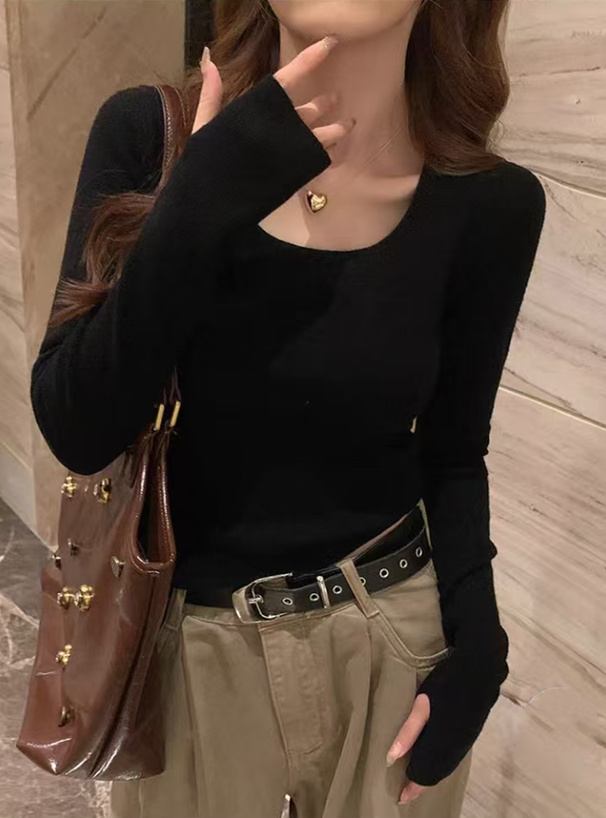 サムホール付きリブニットトップス